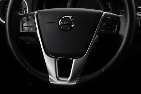 Volvo V40 Cross Country 2.0 T4 Momentum | Automaat | Stoelverwarming | Trekhaak | Camera | Full LED | Navigatie | Achterbankverwarming | Climate control