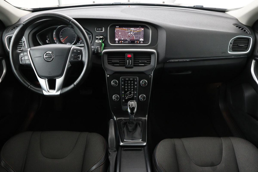 Volvo V40 Cross Country 2.0 T4 Momentum | Automaat | Stoelverwarming | Trekhaak | Camera | Full LED | Navigatie | Achterbankverwarming | Climate control