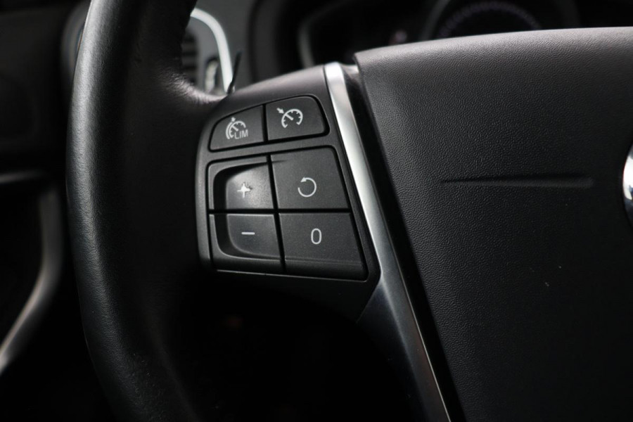 Volvo V40 Cross Country 2.0 T4 Momentum | Automaat | Stoelverwarming | Trekhaak | Camera | Full LED | Navigatie | Achterbankverwarming | Climate control