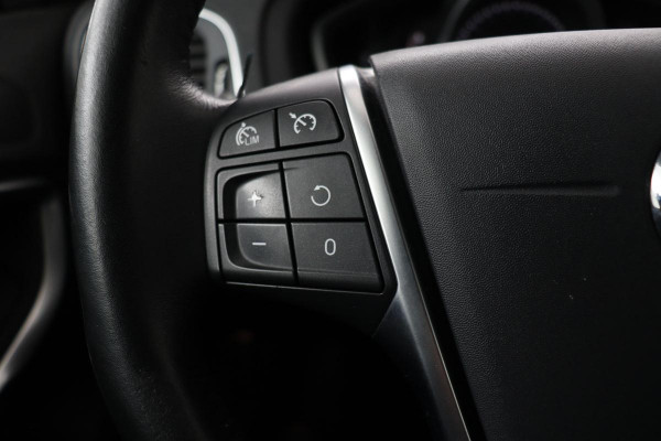 Volvo V40 Cross Country 2.0 T4 Momentum | Automaat | Stoelverwarming | Trekhaak | Camera | Full LED | Navigatie | Achterbankverwarming | Climate control