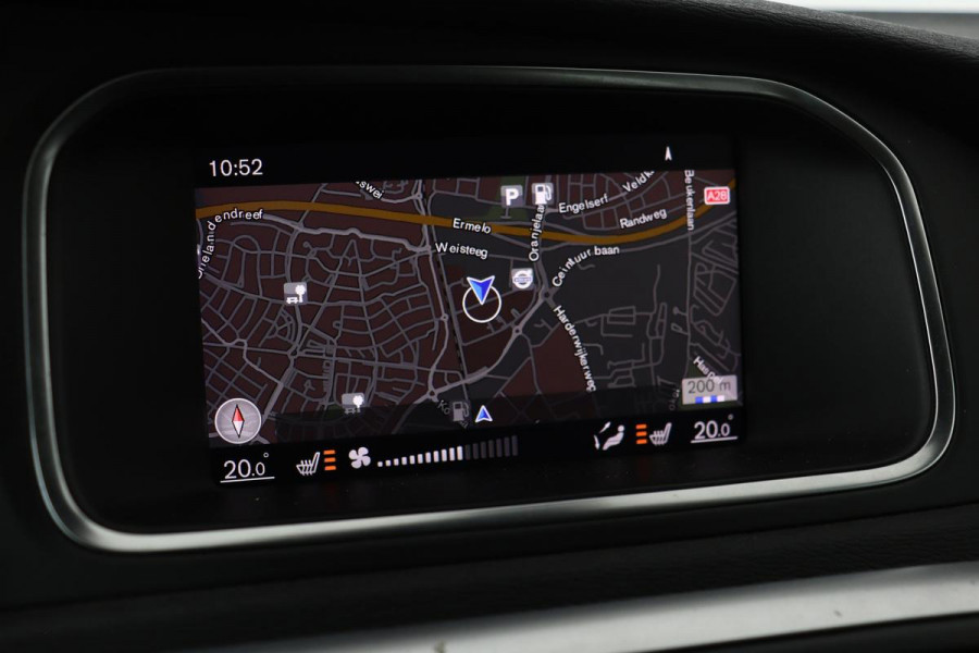 Volvo V40 Cross Country 2.0 T4 Momentum | Automaat | Stoelverwarming | Trekhaak | Camera | Full LED | Navigatie | Achterbankverwarming | Climate control
