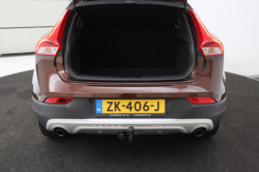 Volvo V40 Cross Country 2.0 T4 Momentum | Automaat | Stoelverwarming | Trekhaak | Camera | Full LED | Navigatie | Achterbankverwarming | Climate control