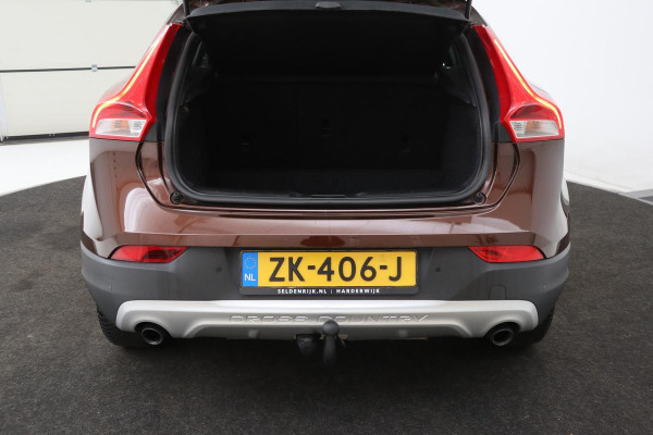 Volvo V40 Cross Country 2.0 T4 Momentum | Automaat | Stoelverwarming | Trekhaak | Camera | Full LED | Navigatie | Achterbankverwarming | Climate control