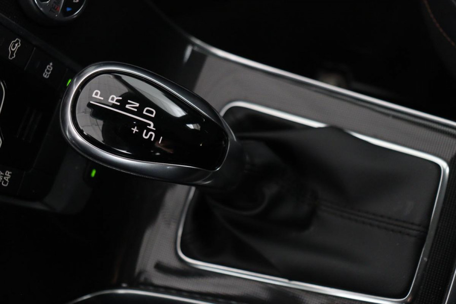 Volvo V40 Cross Country 2.0 T4 Momentum | Automaat | Stoelverwarming | Trekhaak | Camera | Full LED | Navigatie | Achterbankverwarming | Climate control