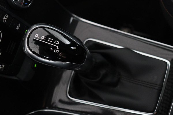 Volvo V40 Cross Country 2.0 T4 Momentum | Automaat | Stoelverwarming | Trekhaak | Camera | Full LED | Navigatie | Achterbankverwarming | Climate control