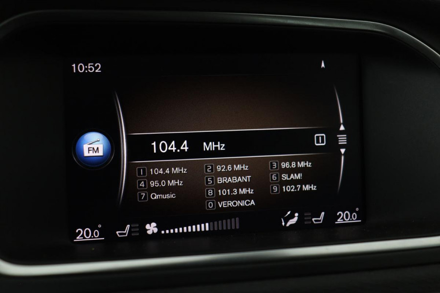 Volvo V40 Cross Country 2.0 T4 Momentum | Automaat | Stoelverwarming | Trekhaak | Camera | Full LED | Navigatie | Achterbankverwarming | Climate control