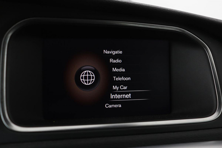 Volvo V40 Cross Country 2.0 T4 Momentum | Automaat | Stoelverwarming | Trekhaak | Camera | Full LED | Navigatie | Achterbankverwarming | Climate control