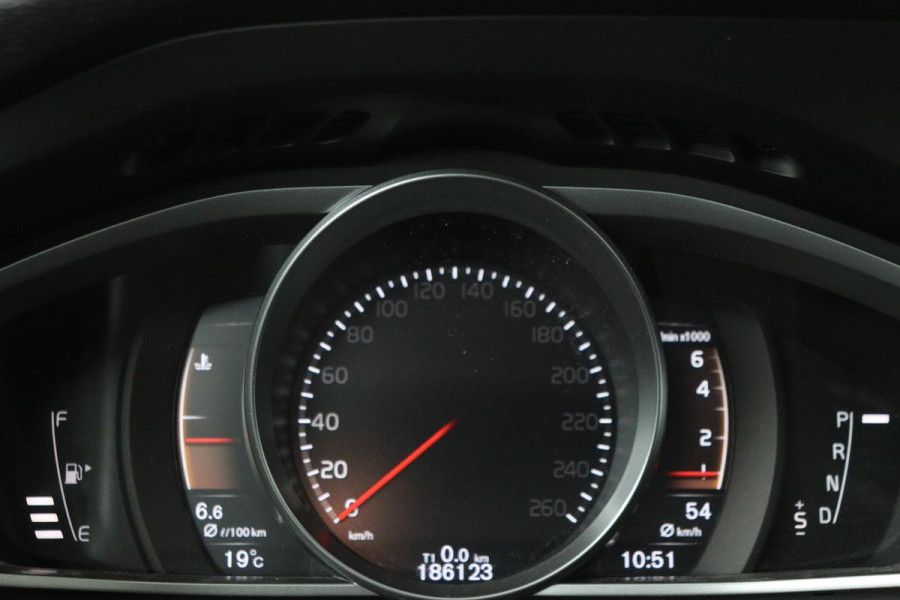 Volvo V40 Cross Country 2.0 T4 Momentum | Automaat | Stoelverwarming | Trekhaak | Camera | Full LED | Navigatie | Achterbankverwarming | Climate control