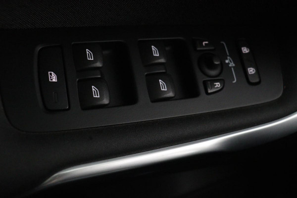 Volvo V40 Cross Country 2.0 T4 Momentum | Automaat | Stoelverwarming | Trekhaak | Camera | Full LED | Navigatie | Achterbankverwarming | Climate control