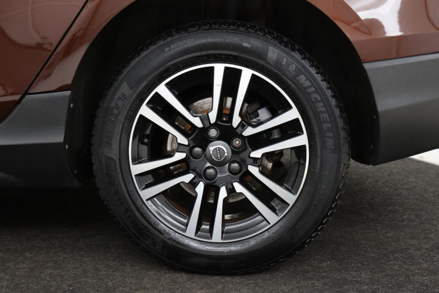 Volvo V40 Cross Country 2.0 T4 Momentum | Automaat | Stoelverwarming | Trekhaak | Camera | Full LED | Navigatie | Achterbankverwarming | Climate control