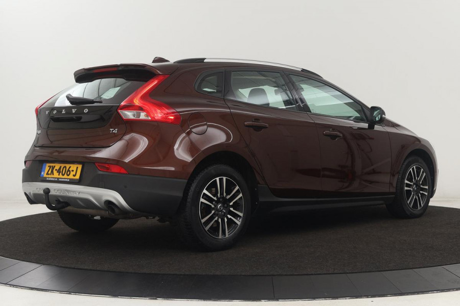 Volvo V40 Cross Country 2.0 T4 Momentum | Automaat | Stoelverwarming | Trekhaak | Camera | Full LED | Navigatie | Achterbankverwarming | Climate control