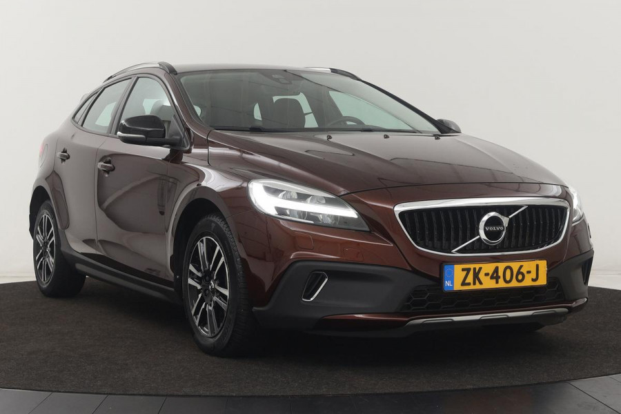 Volvo V40 Cross Country 2.0 T4 Momentum | Automaat | Stoelverwarming | Trekhaak | Camera | Full LED | Navigatie | Achterbankverwarming | Climate control