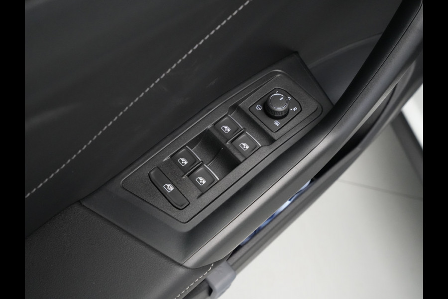 Volkswagen T-Roc Volkswagen R-Line Edition | 'App-Connect' draadloze smartphone integratie | Airconditioning automatisch, 2-zone (Climatronic) | Automatische afstandsregeling (Adaptive Cruise Control)