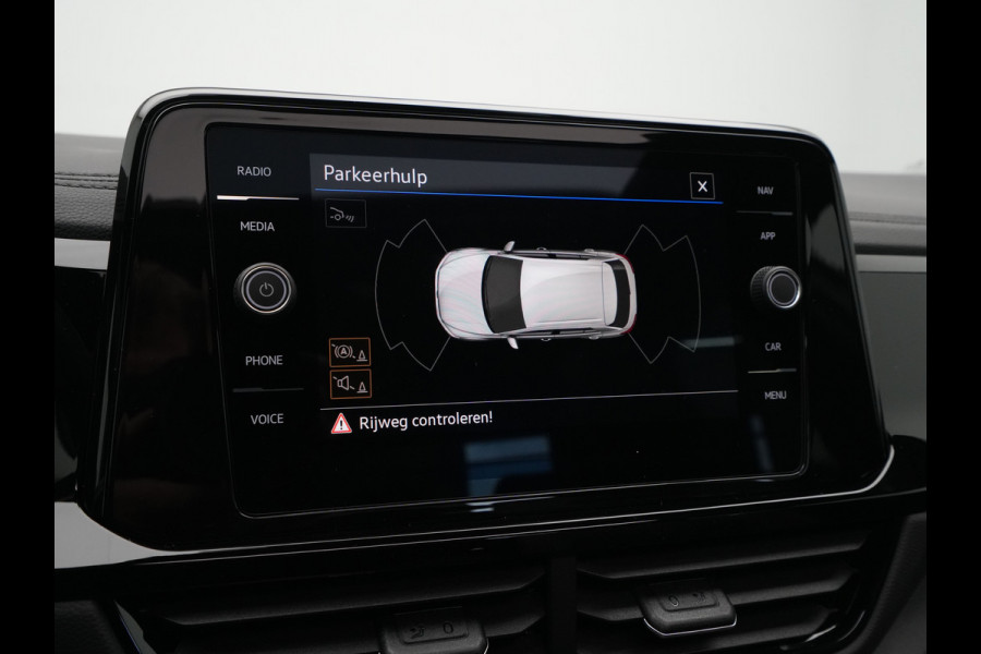 Volkswagen T-Roc Volkswagen R-Line Edition | 'App-Connect' draadloze smartphone integratie | Airconditioning automatisch, 2-zone (Climatronic) | Automatische afstandsregeling (Adaptive Cruise Control)
