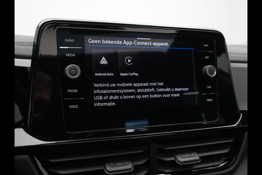 Volkswagen T-Roc Volkswagen R-Line Edition | 'App-Connect' draadloze smartphone integratie | Airconditioning automatisch, 2-zone (Climatronic) | Automatische afstandsregeling (Adaptive Cruise Control)