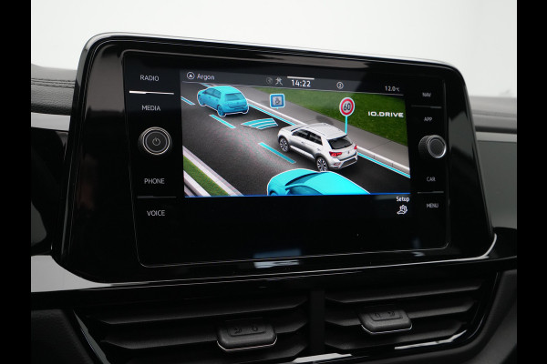 Volkswagen T-Roc Volkswagen R-Line Edition | 'App-Connect' draadloze smartphone integratie | Airconditioning automatisch, 2-zone (Climatronic) | Automatische afstandsregeling (Adaptive Cruise Control)