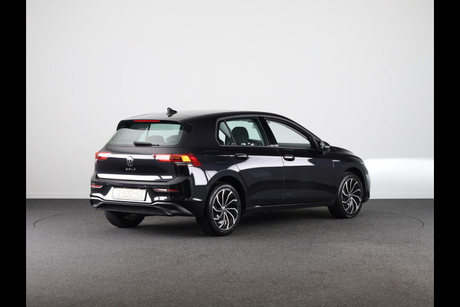 Volkswagen Golf 1.5 TSI Life 130 pk | Navigatie | Parkeersensoren | Adaptieve cruise control | Stoelverwarming | Apple Carplay/Android Auto |