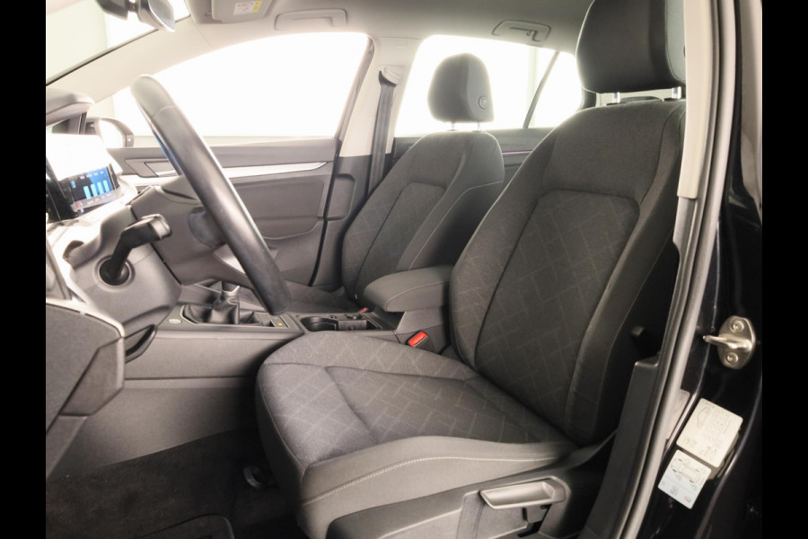 Volkswagen Golf 1.5 TSI Life 130 pk | Navigatie | Parkeersensoren | Adaptieve cruise control | Stoelverwarming | Apple Carplay/Android Auto |