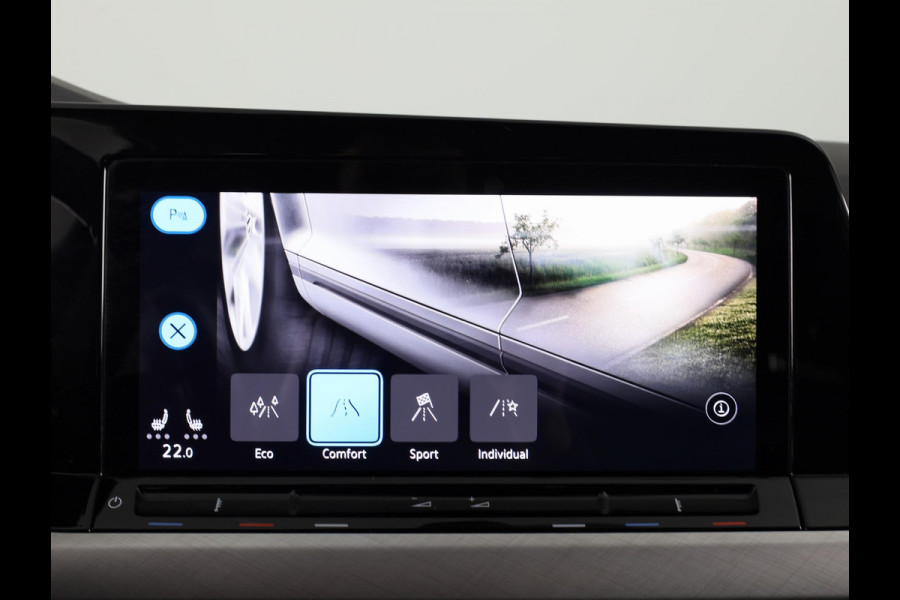 Volkswagen Golf 1.5 TSI Life 130 pk | Navigatie | Parkeersensoren | Adaptieve cruise control | Stoelverwarming | Apple Carplay/Android Auto |
