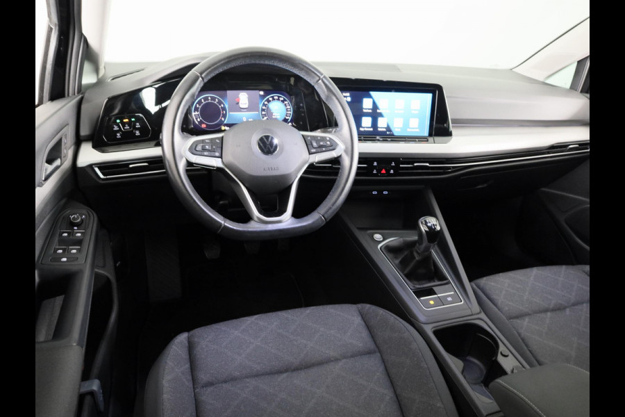 Volkswagen Golf 1.5 TSI Life 130 pk | Navigatie | Parkeersensoren | Adaptieve cruise control | Stoelverwarming | Apple Carplay/Android Auto |