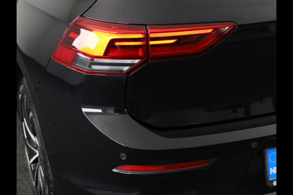 Volkswagen Golf 1.5 TSI Life 130 pk | Navigatie | Parkeersensoren | Adaptieve cruise control | Stoelverwarming | Apple Carplay/Android Auto |