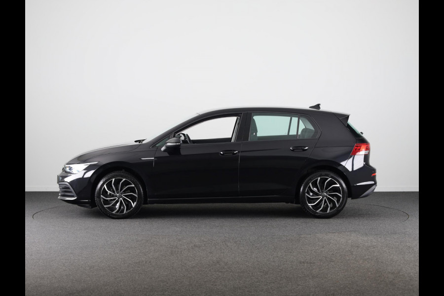 Volkswagen Golf 1.5 TSI Life 130 pk | Navigatie | Parkeersensoren | Adaptieve cruise control | Stoelverwarming | Apple Carplay/Android Auto |
