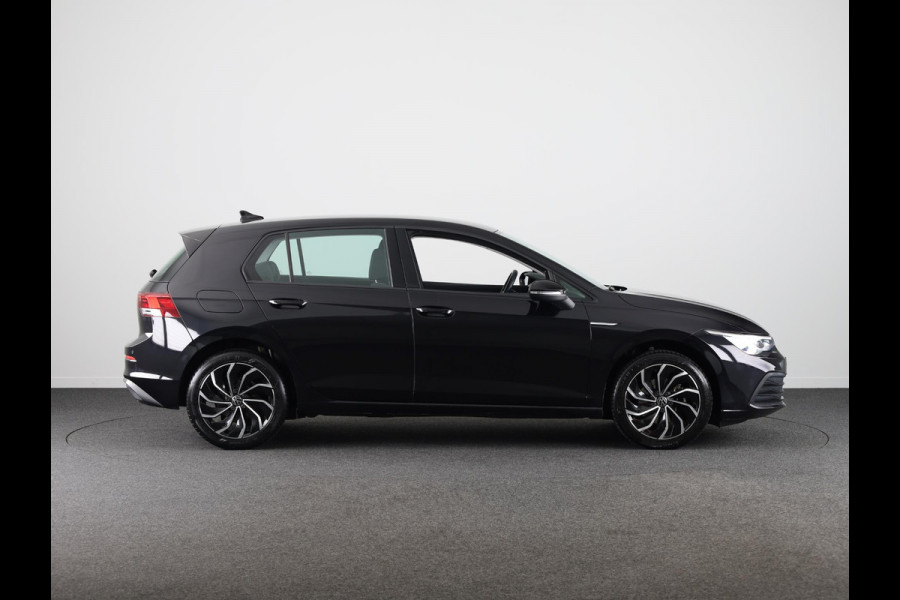 Volkswagen Golf 1.5 TSI Life 130 pk | Navigatie | Parkeersensoren | Adaptieve cruise control | Stoelverwarming | Apple Carplay/Android Auto |