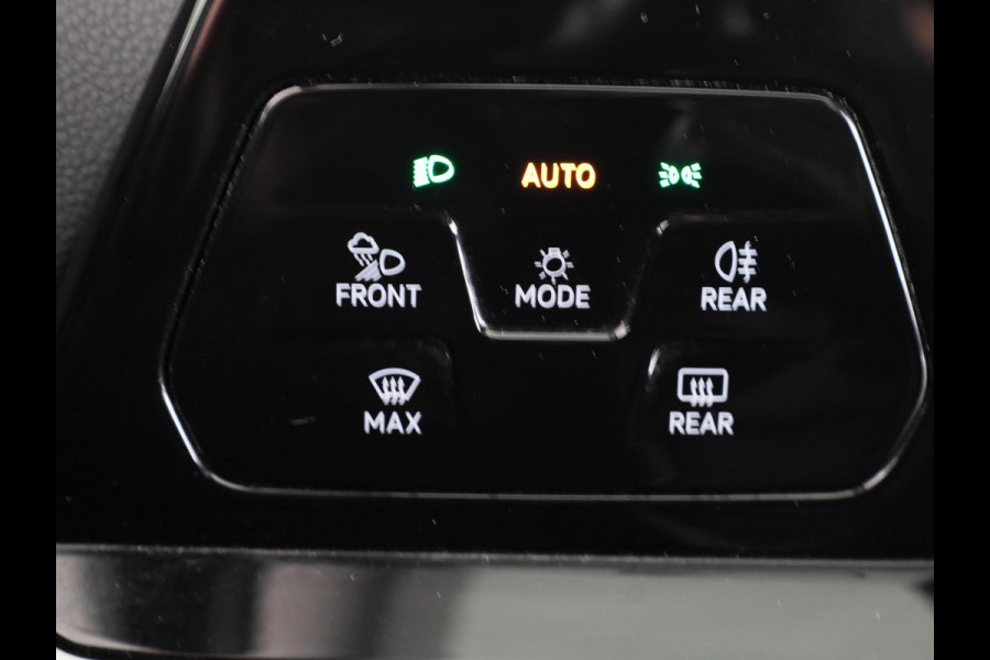 Volkswagen Golf 1.5 TSI Life 130 pk | Navigatie | Parkeersensoren | Adaptieve cruise control | Stoelverwarming | Apple Carplay/Android Auto |