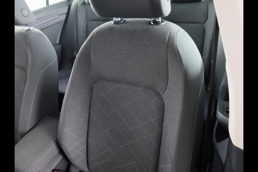 Volkswagen Golf 1.5 TSI Life 130 pk | Navigatie | Parkeersensoren | Adaptieve cruise control | Stoelverwarming | Apple Carplay/Android Auto |