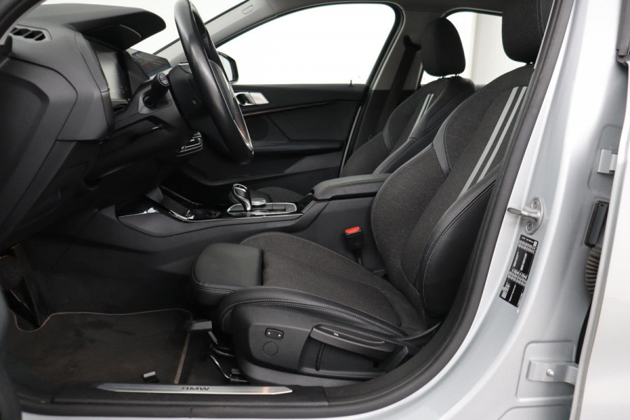 BMW 1-serie 118i Executive Edition | Sport Line | Carplay | Full LED | Sportstoelen | Climate control | Navigatie | Parkeerhulp | Live Cockpit | Cruise control