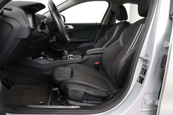BMW 1-serie 118i Executive Edition | Sport Line | Carplay | Full LED | Sportstoelen | Climate control | Navigatie | Parkeerhulp | Live Cockpit | Cruise control
