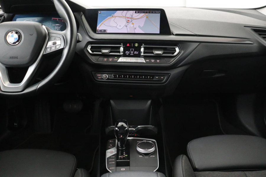 BMW 1-serie 118i Executive Edition | Sport Line | Carplay | Full LED | Sportstoelen | Climate control | Navigatie | Parkeerhulp | Live Cockpit | Cruise control