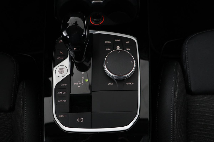 BMW 1-serie 118i Executive Edition | Sport Line | Carplay | Full LED | Sportstoelen | Climate control | Navigatie | Parkeerhulp | Live Cockpit | Cruise control