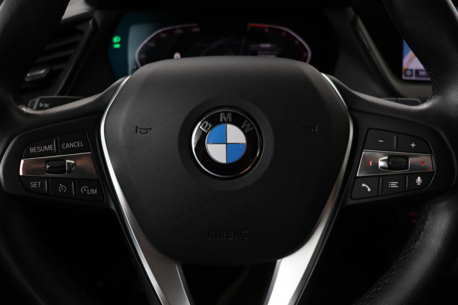 BMW 1-serie 118i Executive Edition | Sport Line | Carplay | Full LED | Sportstoelen | Climate control | Navigatie | Parkeerhulp | Live Cockpit | Cruise control
