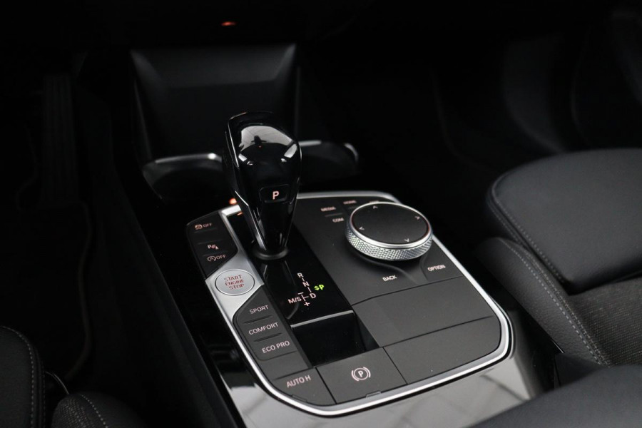 BMW 1-serie 118i Executive Edition | Sport Line | Carplay | Full LED | Sportstoelen | Climate control | Navigatie | Parkeerhulp | Live Cockpit | Cruise control