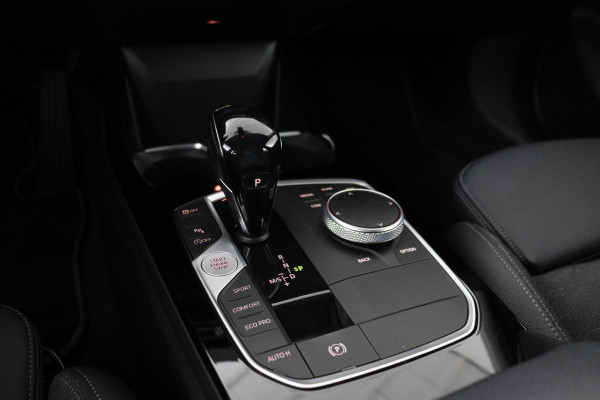 BMW 1-serie 118i Executive Edition | Sport Line | Carplay | Full LED | Sportstoelen | Climate control | Navigatie | Parkeerhulp | Live Cockpit | Cruise control