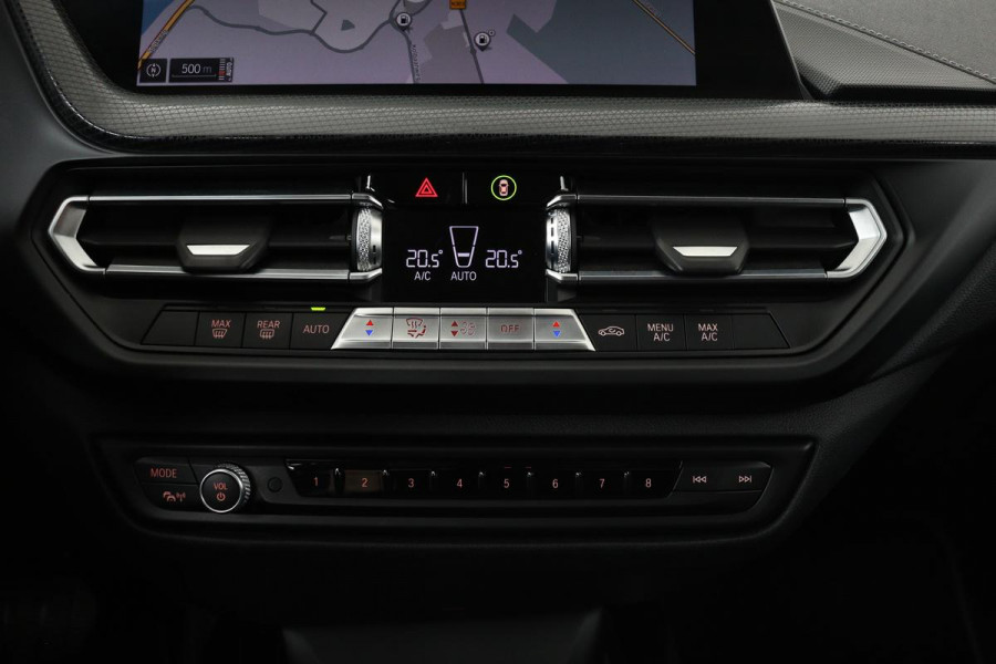 BMW 1-serie 118i Executive Edition | Sport Line | Carplay | Full LED | Sportstoelen | Climate control | Navigatie | Parkeerhulp | Live Cockpit | Cruise control