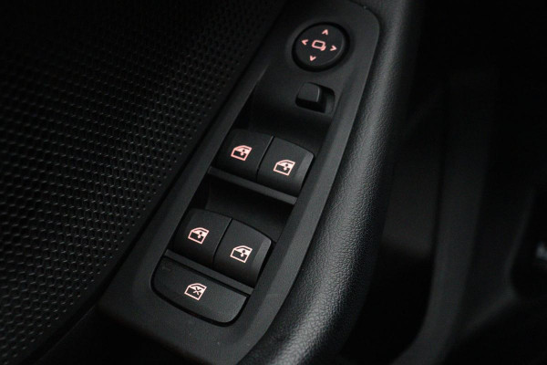 BMW 1-serie 118i Executive Edition | Sport Line | Carplay | Full LED | Sportstoelen | Climate control | Navigatie | Parkeerhulp | Live Cockpit | Cruise control