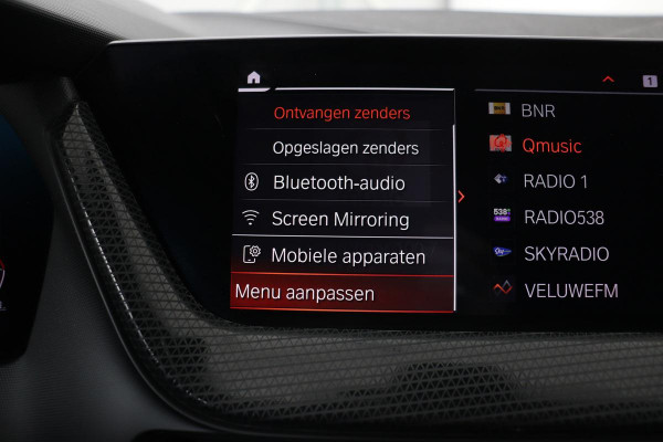 BMW 1-serie 118i Executive Edition | Sport Line | Carplay | Full LED | Sportstoelen | Climate control | Navigatie | Parkeerhulp | Live Cockpit | Cruise control