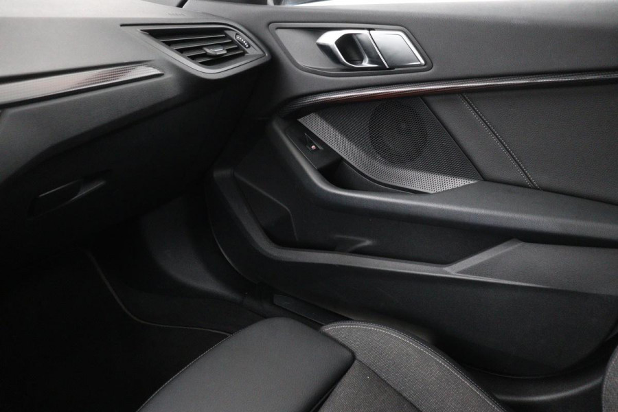 BMW 1-serie 118i Executive Edition | Sport Line | Carplay | Full LED | Sportstoelen | Climate control | Navigatie | Parkeerhulp | Live Cockpit | Cruise control