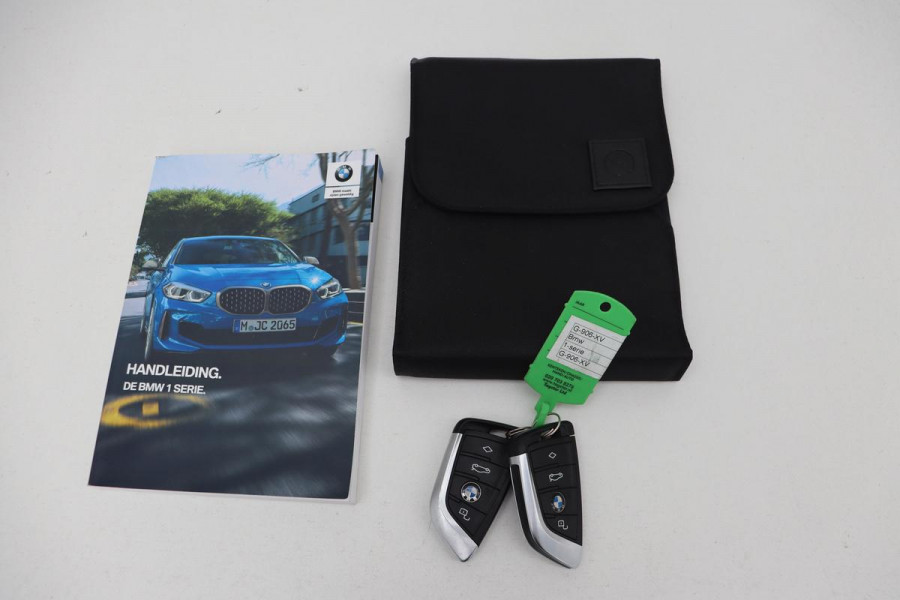BMW 1-serie 118i Executive Edition | Sport Line | Carplay | Full LED | Sportstoelen | Climate control | Navigatie | Parkeerhulp | Live Cockpit | Cruise control