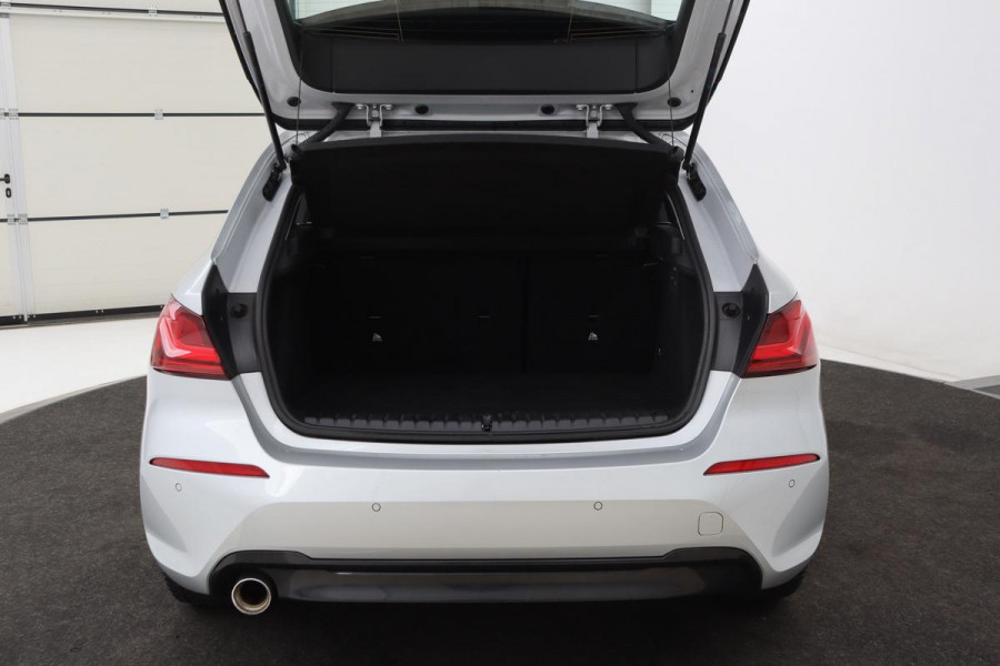 BMW 1-serie 118i Executive Edition | Sport Line | Carplay | Full LED | Sportstoelen | Climate control | Navigatie | Parkeerhulp | Live Cockpit | Cruise control