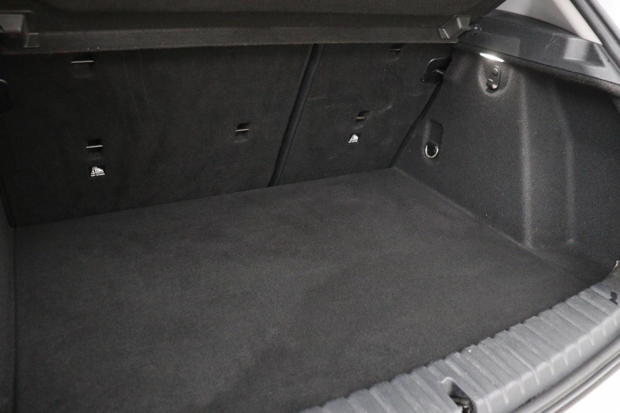 BMW 1-serie 118i Executive Edition | Sport Line | Carplay | Full LED | Sportstoelen | Climate control | Navigatie | Parkeerhulp | Live Cockpit | Cruise control