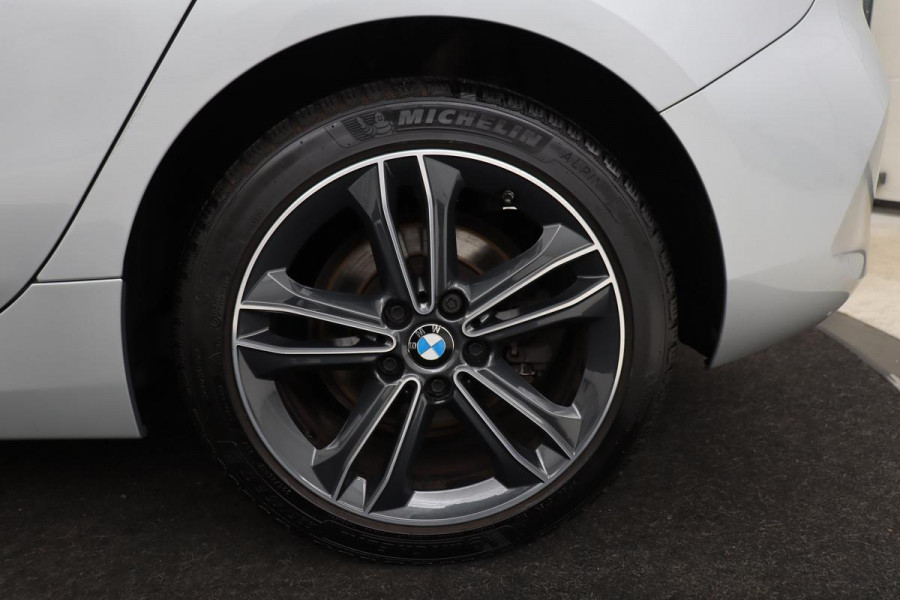 BMW 1-serie 118i Executive Edition | Sport Line | Carplay | Full LED | Sportstoelen | Climate control | Navigatie | Parkeerhulp | Live Cockpit | Cruise control