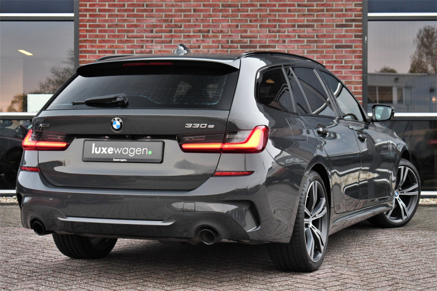 BMW 3 Serie Touring 330e xDrive M-Sport Dravit Pano HUD El-zetels Adp-demping Camera