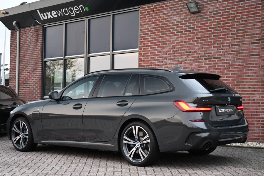 BMW 3 Serie Touring 330e xDrive M-Sport Dravit Pano HUD El-zetels Adp-demping Camera