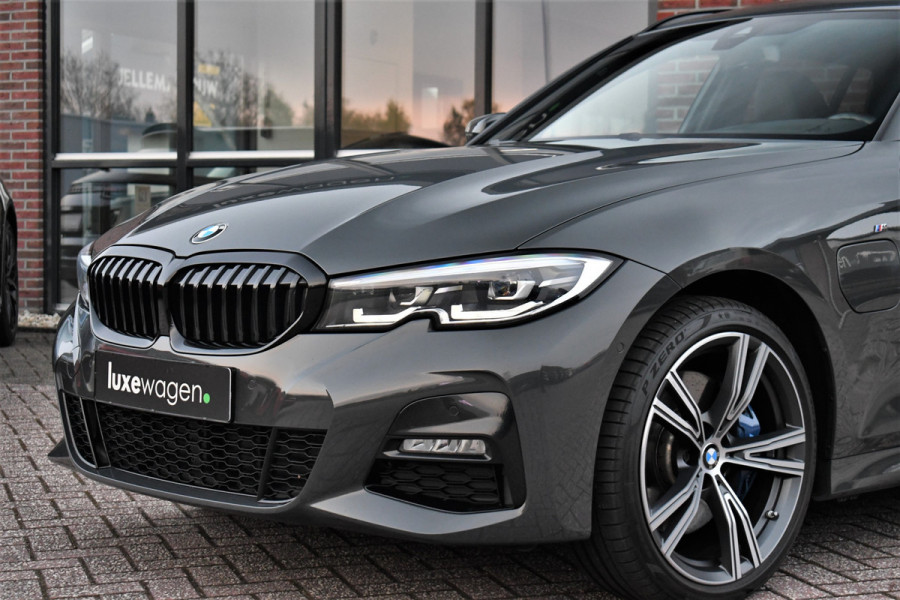 BMW 3 Serie Touring 330e xDrive M-Sport Dravit Pano HUD El-zetels Adp-demping Camera