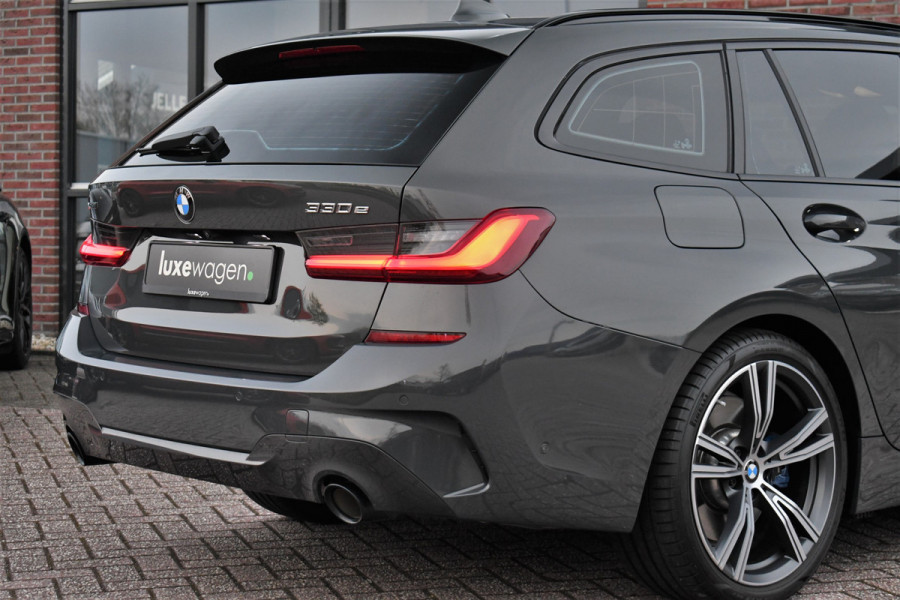 BMW 3 Serie Touring 330e xDrive M-Sport Dravit Pano HUD El-zetels Adp-demping Camera