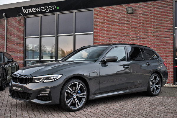 BMW 3 Serie Touring 330e xDrive M-Sport Dravit Pano HUD El-zetels Adp-demping Camera
