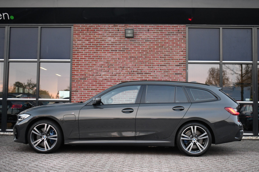 BMW 3 Serie Touring 330e xDrive M-Sport Dravit Pano HUD El-zetels Adp-demping Camera